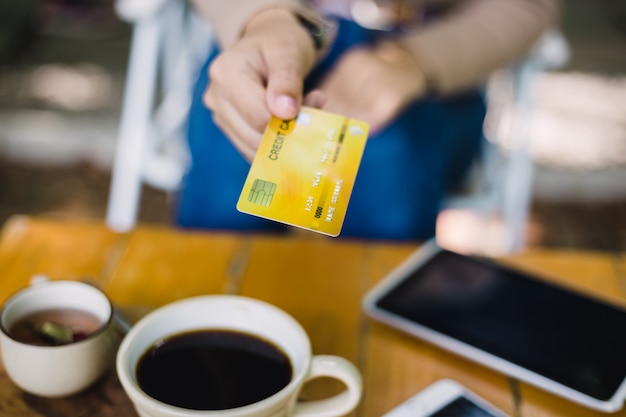 Foto mulher jovem, pagar, por, café, com, cartão crédito