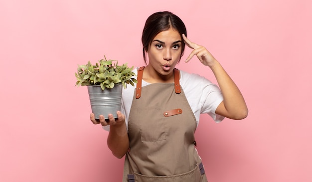 Mulher jovem parecendo surpresa