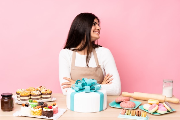 Mulher jovem pastelaria sobre parede