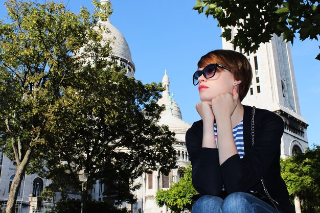 Mulher jovem perto da Basílica do Sagrado Coração de Paris, França.