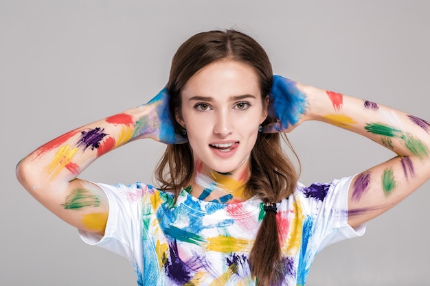 Mulher jovem pintada com tinta multicolorida