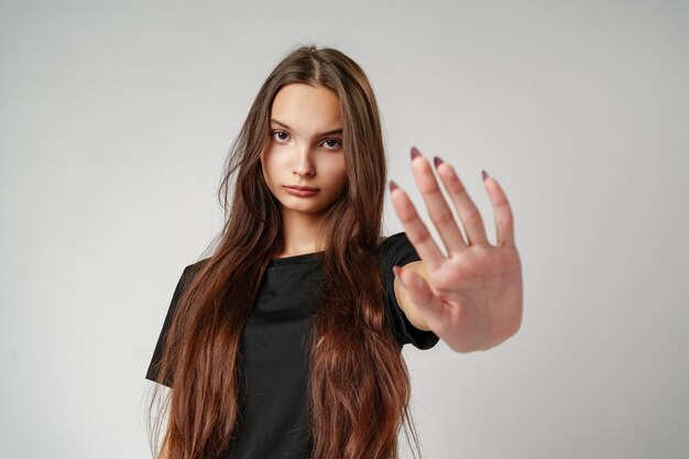 Mulher jovem posando com a mão levantada