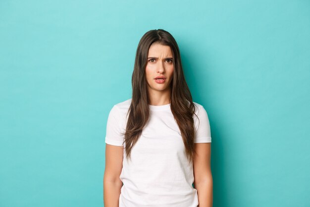 Mulher jovem posando de camiseta branca