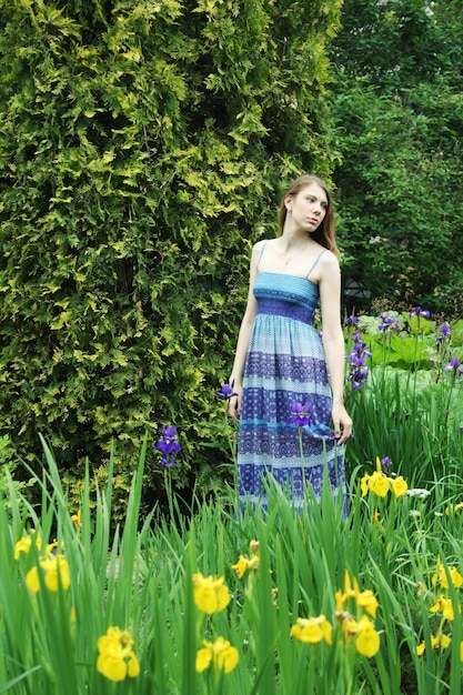 Mulher jovem posando em parque de verão