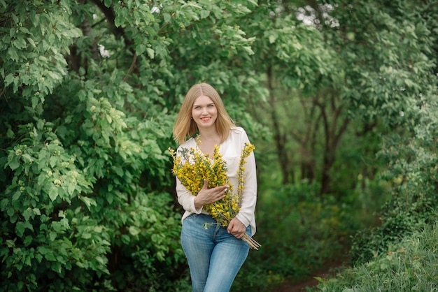 Mulher jovem posando na floresta de primavera