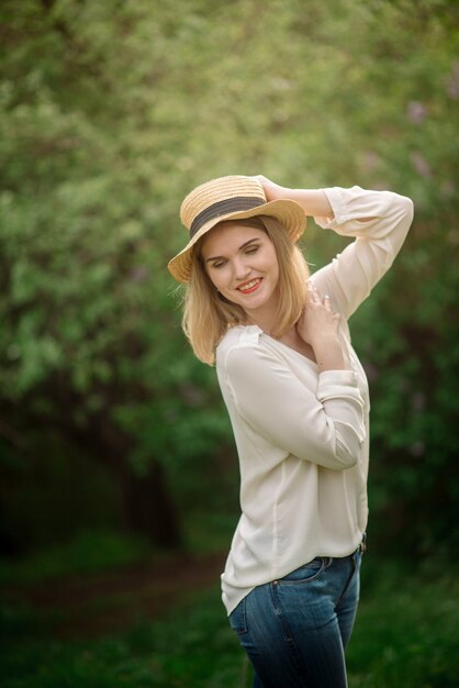 Mulher jovem posando na floresta de primavera