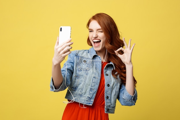 Mulher jovem, posar, enquanto, fotografar, mesma, ligado, câmera telefone esperto, para, conversa, sagacidade