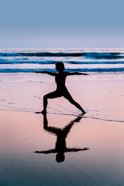 Mulher jovem, prática, ioga, ligado, praia, em, Agonda, goa, índia