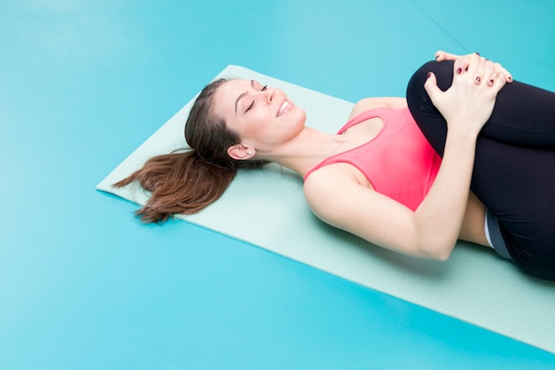 Mulher jovem, prática, pilates, em, a, ginásio