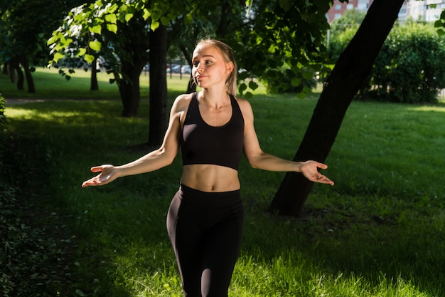 Mulher jovem praticando esportes no parque