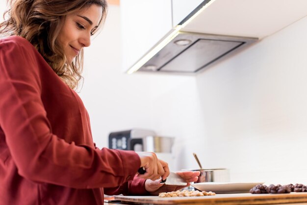 Mulher jovem preparando comida em casa