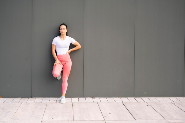 Mulher jovem pronta para correr.