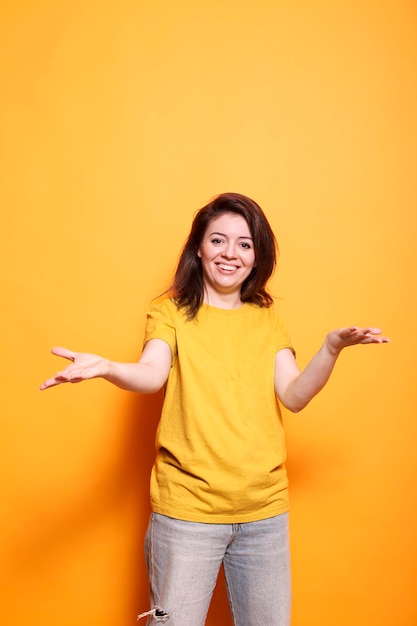 Foto mulher jovem recebendo com os braços levantados