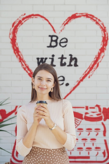 Foto mulher jovem relaxando com uma xícara de café na mão