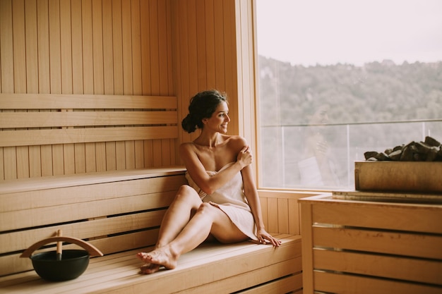 Mulher jovem, relaxante, em, a, sauna