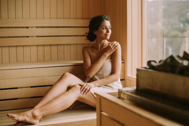 Mulher jovem, relaxante, em, a, sauna