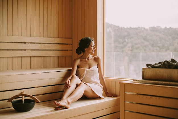 Mulher jovem, relaxante, em, a, sauna