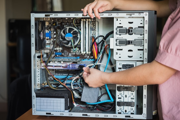 Mulher jovem, reparar, computador