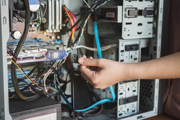 Mulher jovem, reparar, computador