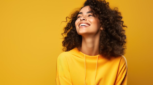 Foto mulher jovem ri contra um fundo amarelo