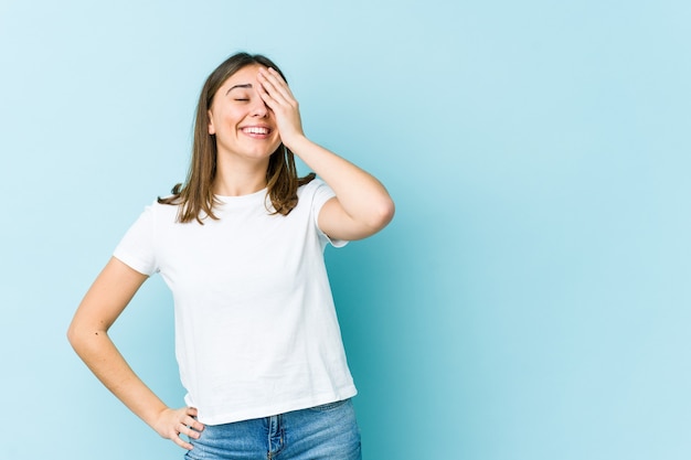 Mulher jovem rindo de emoção feliz, despreocupada e natural