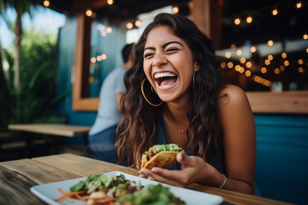 Foto mulher jovem rindo e saboreando tacos em um pátio de restaurante