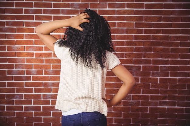 Mulher jovem, riscando, dela, cabeça