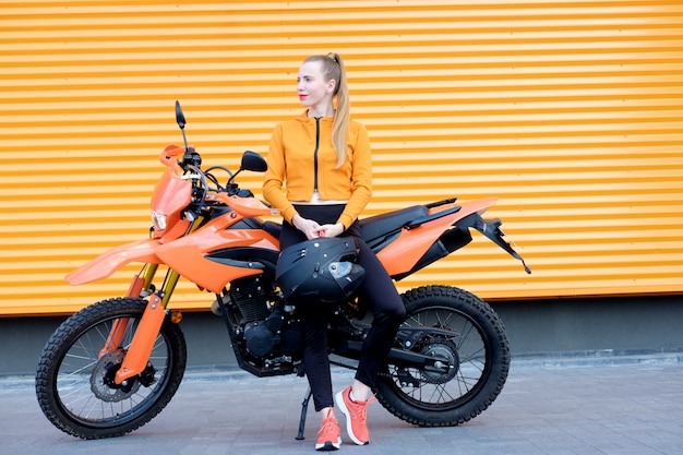 Mulher jovem ruiva com lábios coloridos de batom laranja