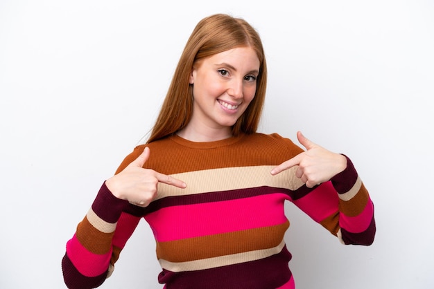 Mulher jovem ruiva isolada em fundo branco orgulhosa e satisfeita