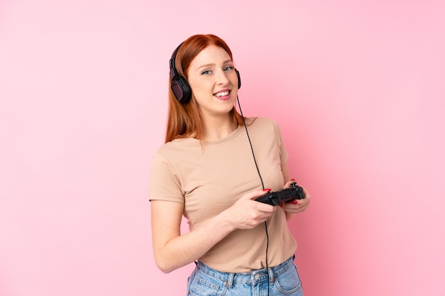 Mulher jovem ruiva isolada jogando em videogames