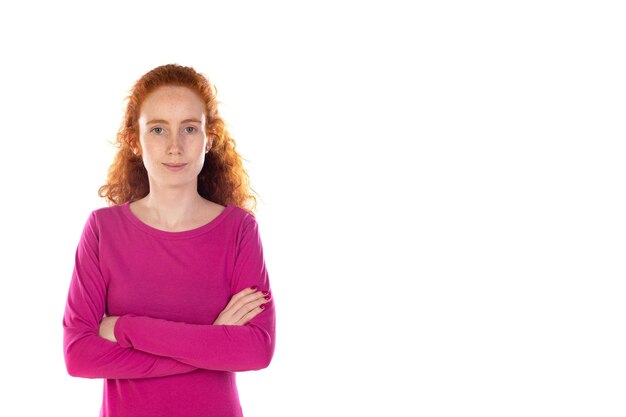 Mulher jovem ruiva vestindo uma camiseta rosa