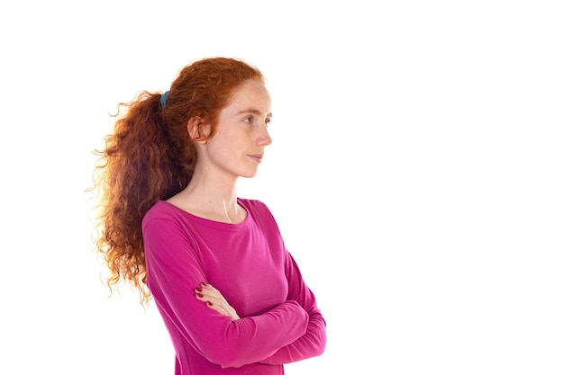 Foto mulher jovem ruiva vestindo uma camiseta rosa