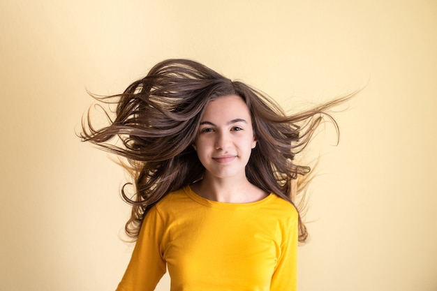 Mulher jovem se divertindo brincando com seu cabelo