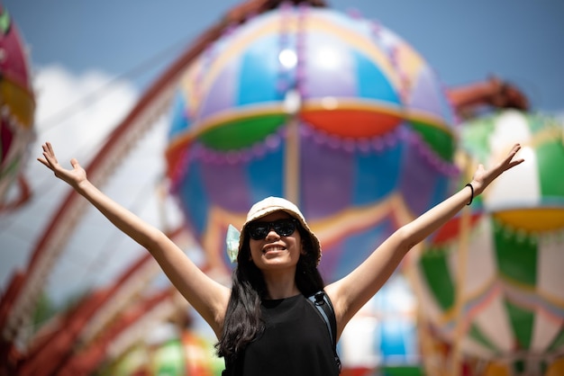 Foto mulher jovem se divertindo e sorrindo juntos no parque temático de diversões ao ar livre