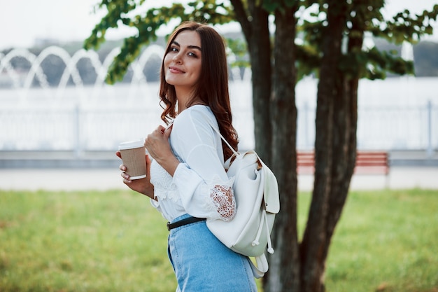 Mulher jovem se divertindo no parque no fim de semana