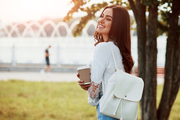 Mulher jovem se divertindo no parque no fim de semana