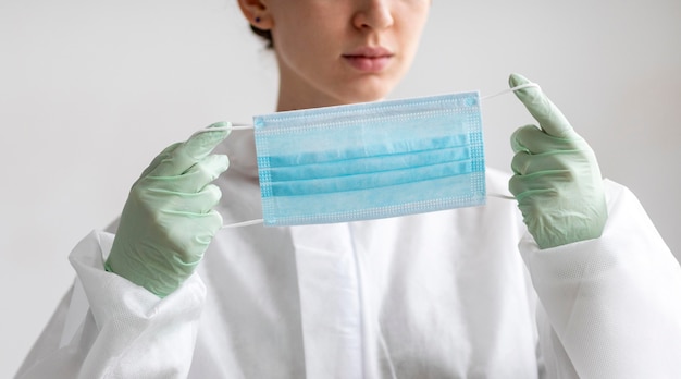 Foto mulher jovem se preparando para desinfetar uma área perigosa