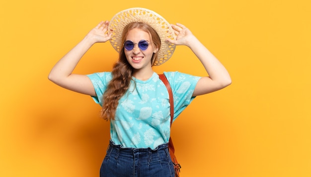 Foto mulher jovem se sentindo estressada, preocupada, ansiosa ou com medo, com as mãos na cabeça, entrando em pânico com o erro