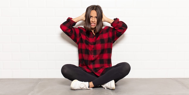 Mulher jovem se sentindo estressada