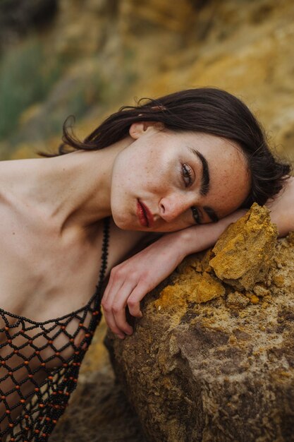 Mulher jovem segurando areia