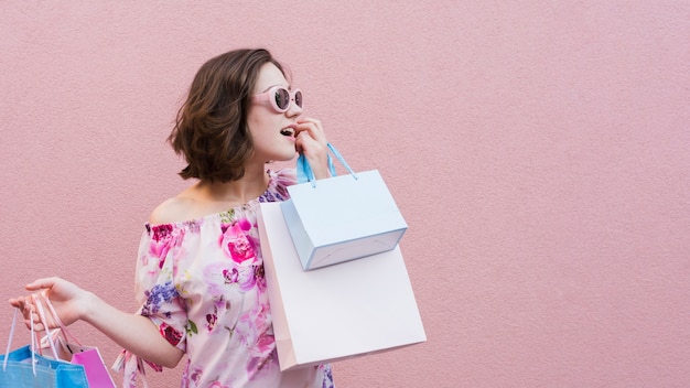 Mulher jovem, segurando, bolsas para compras