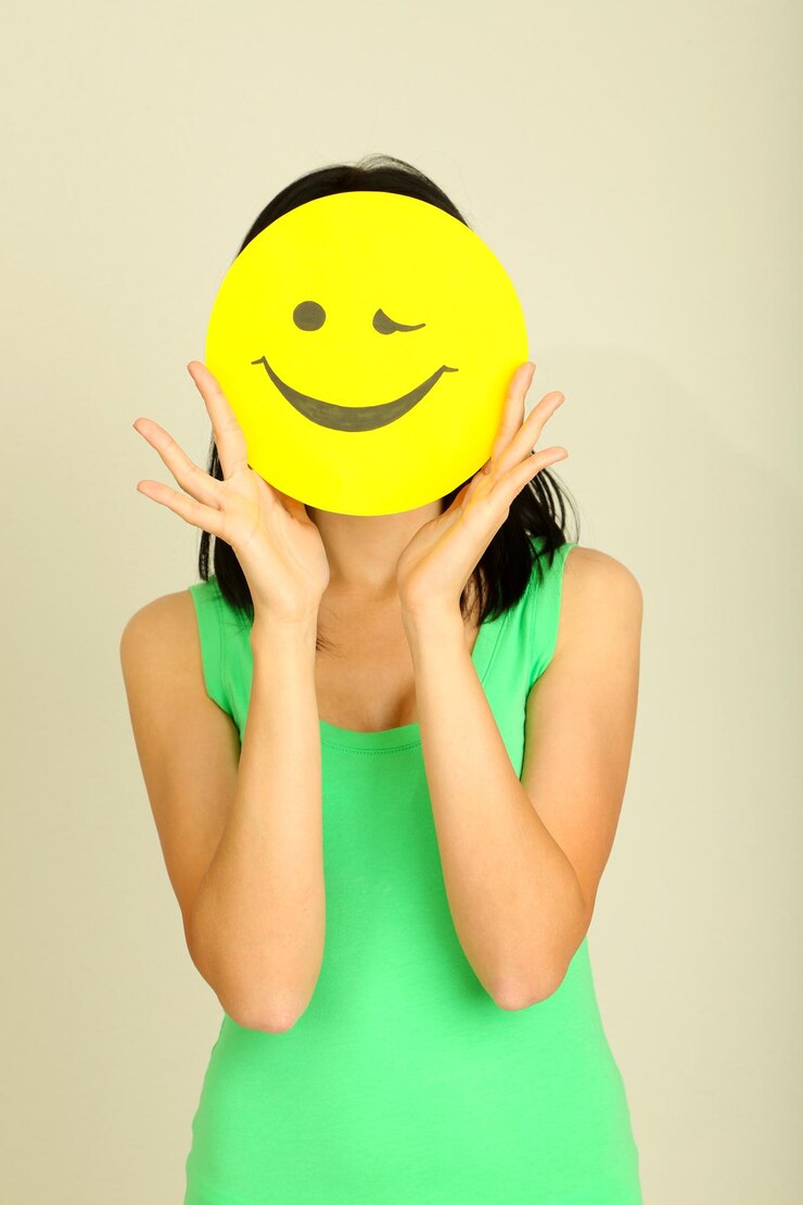 Foto mulher jovem segurando papel com sorriso feliz em fundo cinzento