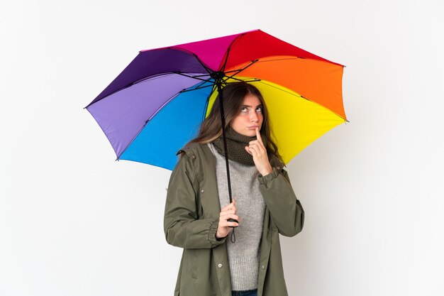 Mulher jovem segurando um guarda-chuva