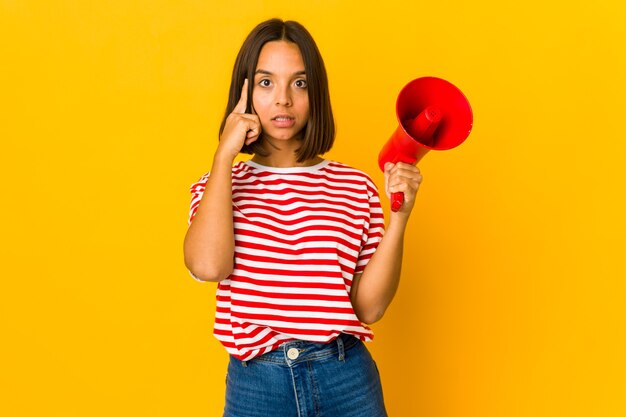 Mulher jovem segurando um megafone