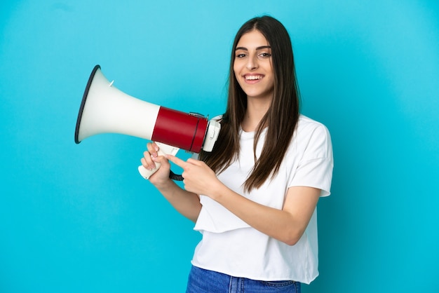 Mulher jovem segurando um megafone