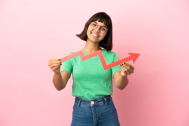 Mulher jovem segurando uma flecha em ascensão com uma expressão feliz