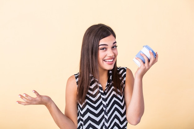 Mulher jovem segurando uma xícara de café