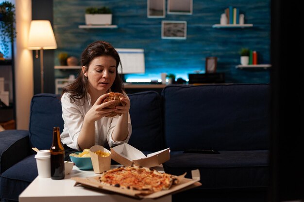 Foto mulher jovem sentada em uma mesa em um restaurante