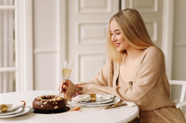 Foto mulher jovem sentada na mesa