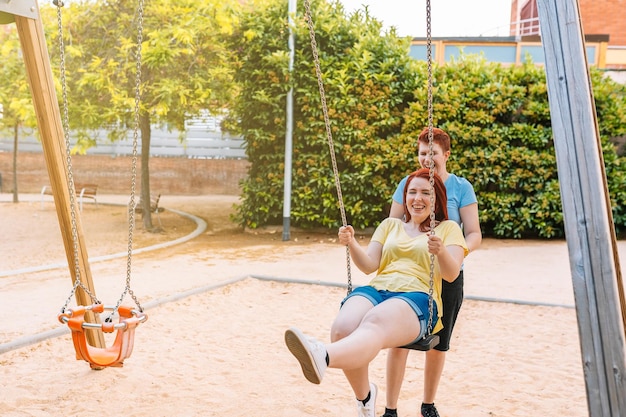 Mulher jovem sentada no baloiço